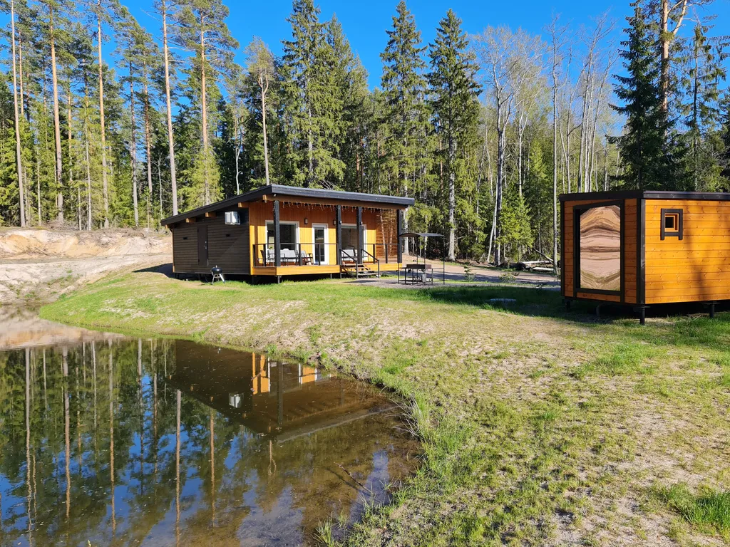 Коттедж у озера в сосновом лесу