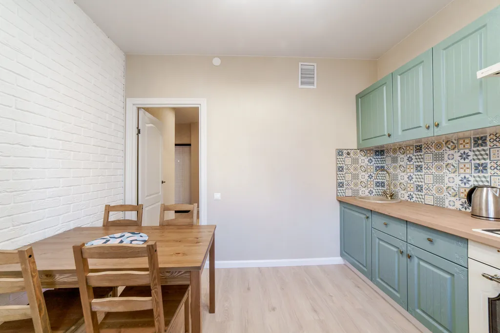 Квартира двухкомнатная на улице Родионовой, 55 м², Нижний Новгород — кухня, фото 3