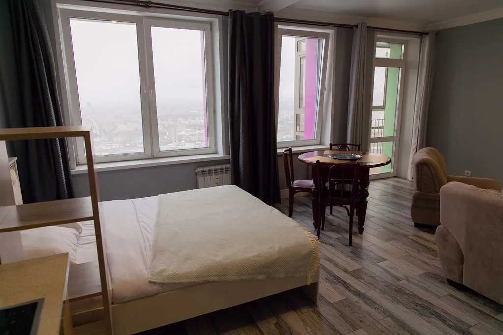 Студия однокомнатная в Железнодорожном, 50 м², Красноярск — спальня, фото 3