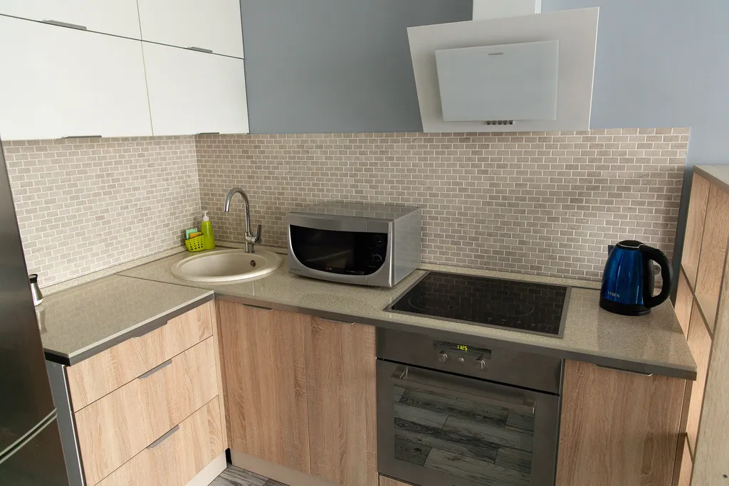 Студия однокомнатная в Железнодорожном, 50 м², Красноярск — кухня, фото 2