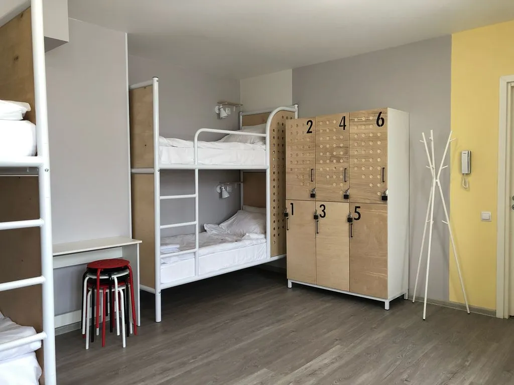 Многоместный смешанный номер 6-местный мужской с общей ванной комнатой