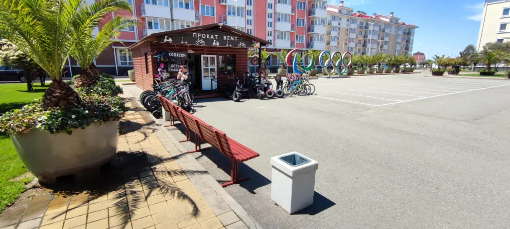 Апартаменты трёхкомнатные на бульваре Надежде, 72 м², Сириус — двор, фото 2