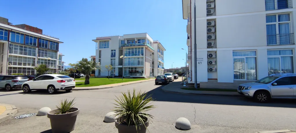 Апартаменты трёхкомнатные на бульваре Надежде, 72 м², Сириус — двор, фото 3