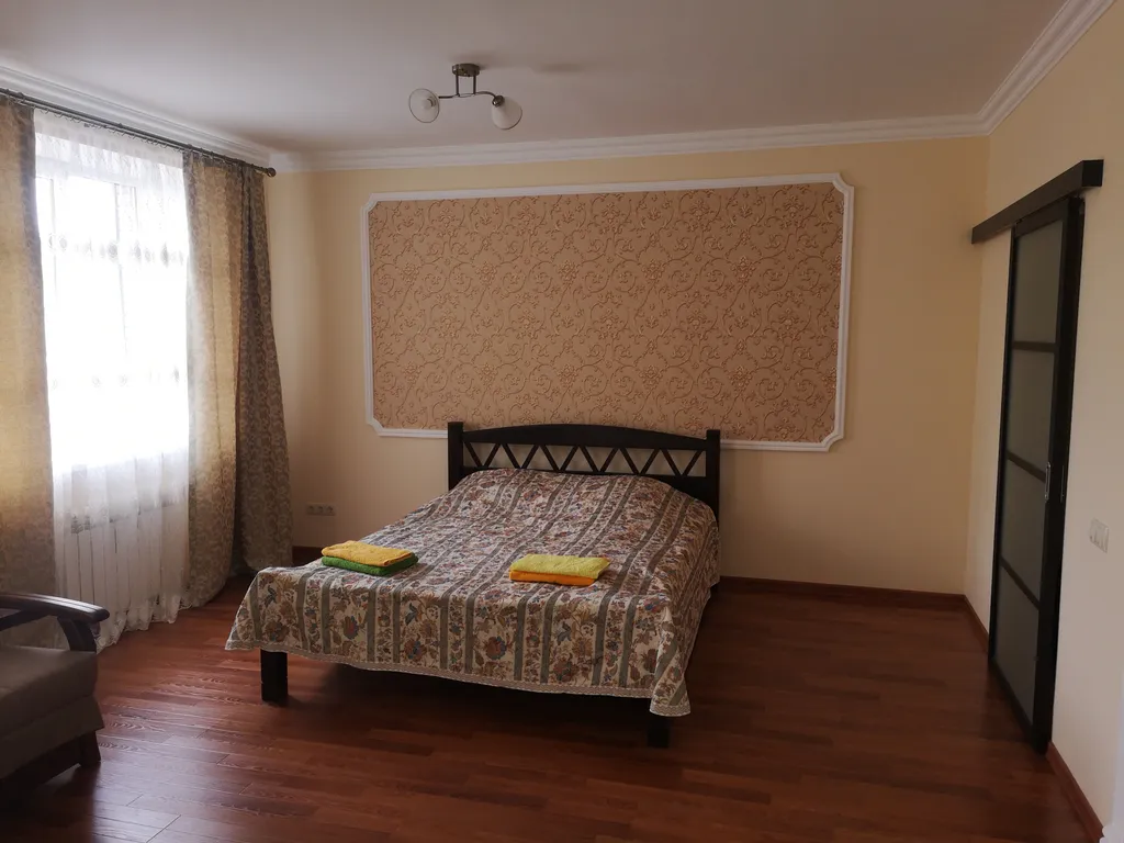 Студия однокомнатная на улице Нелюбина, 48 м², Ессентуки — спальня