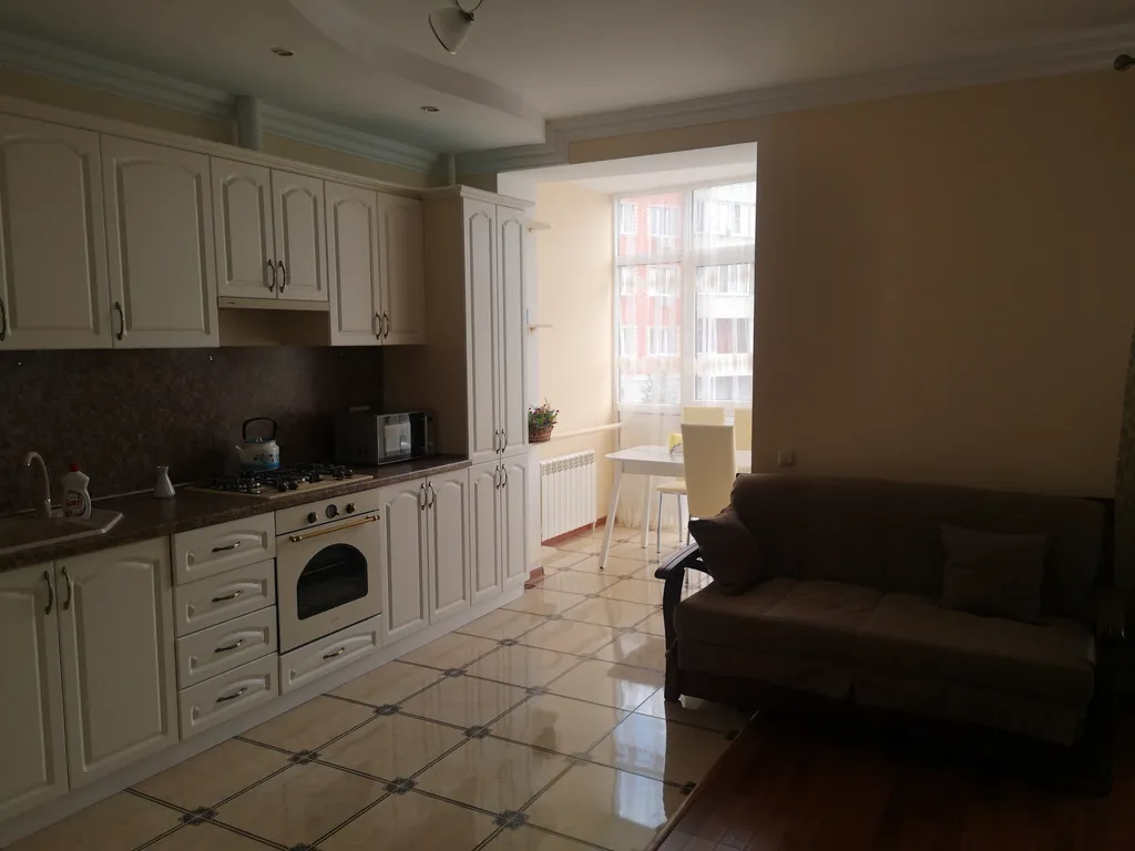 Студия однокомнатная на улице Нелюбина, 48 м², Ессентуки — кухня