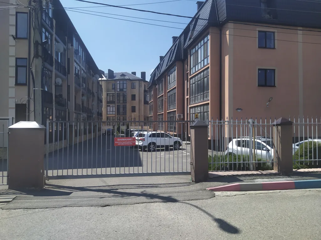 Квартира однокомнатная на улице Малой Садовой, 56 м², Ессентуки — двор