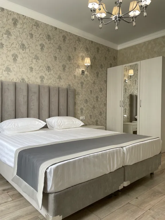 Квартира трёхкомнатная на улице Мире, 70 м², Геленджик — спальня, фото 7