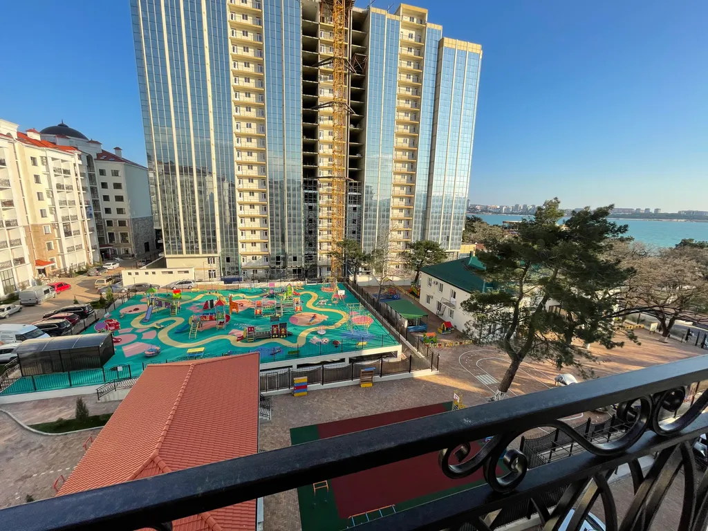 Квартира трёхкомнатная на улице Мире, 70 м², Геленджик — вид из окна, фото 2