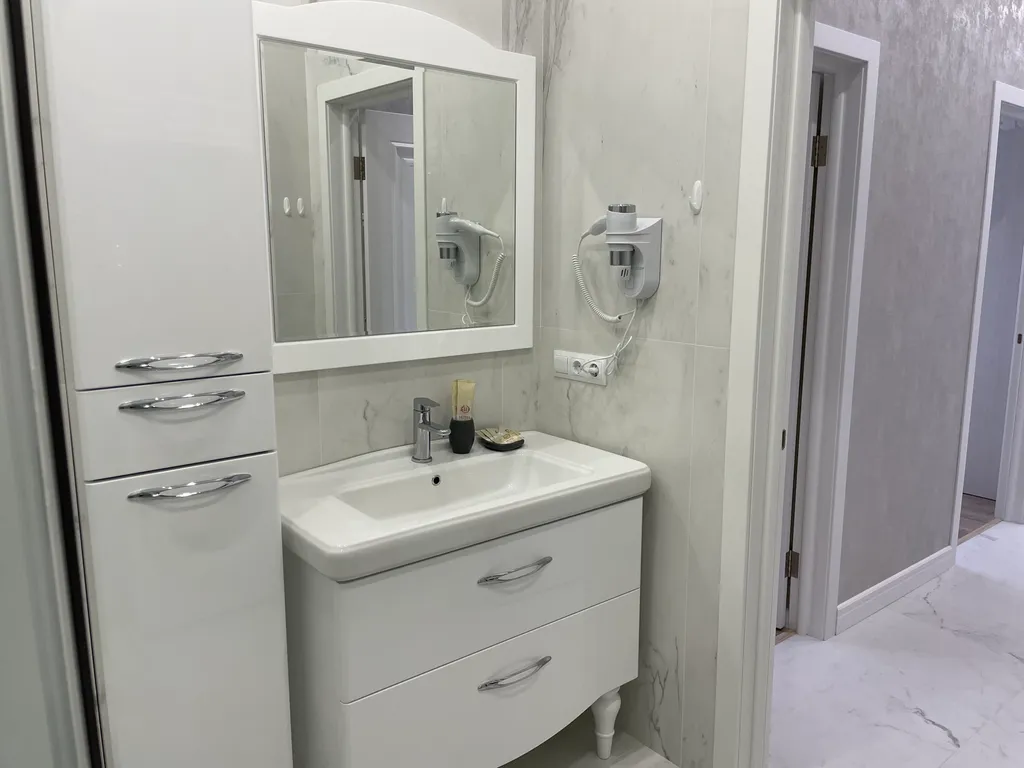 Квартира трёхкомнатная на улице Мире, 70 м², Геленджик — ванная комната