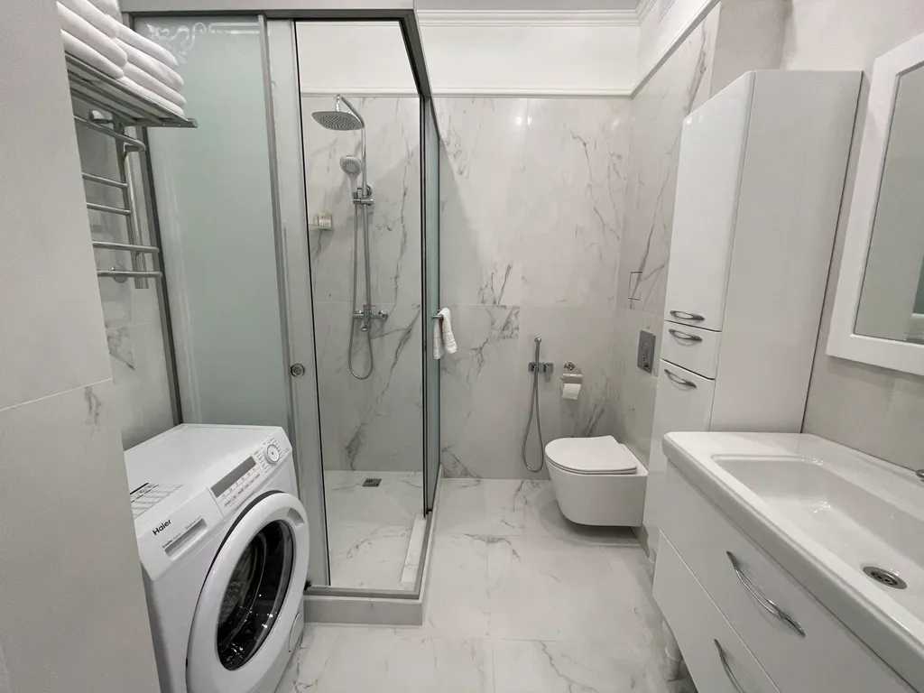 Квартира трёхкомнатная на улице Мире, 70 м², Геленджик — ванная комната, фото 5