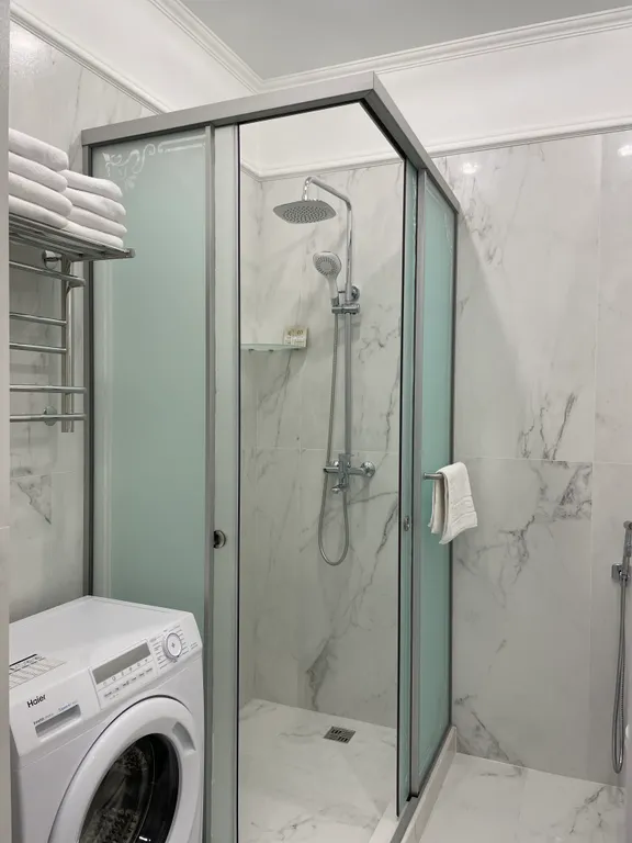 Квартира трёхкомнатная на улице Мире, 70 м², Геленджик — ванная комната, фото 4