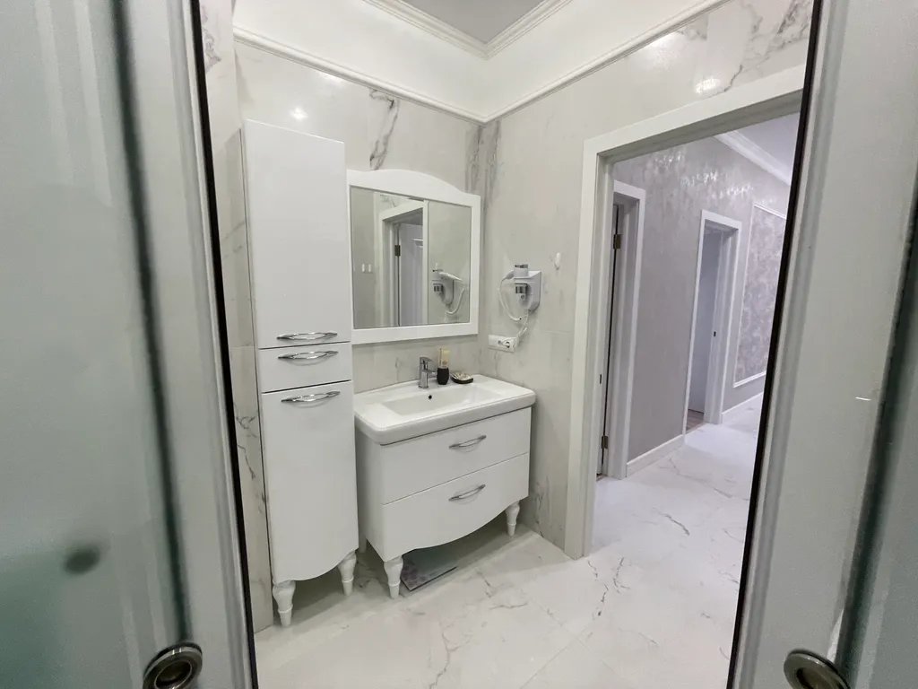 Квартира трёхкомнатная на улице Мире, 70 м², Геленджик — ванная комната, фото 3