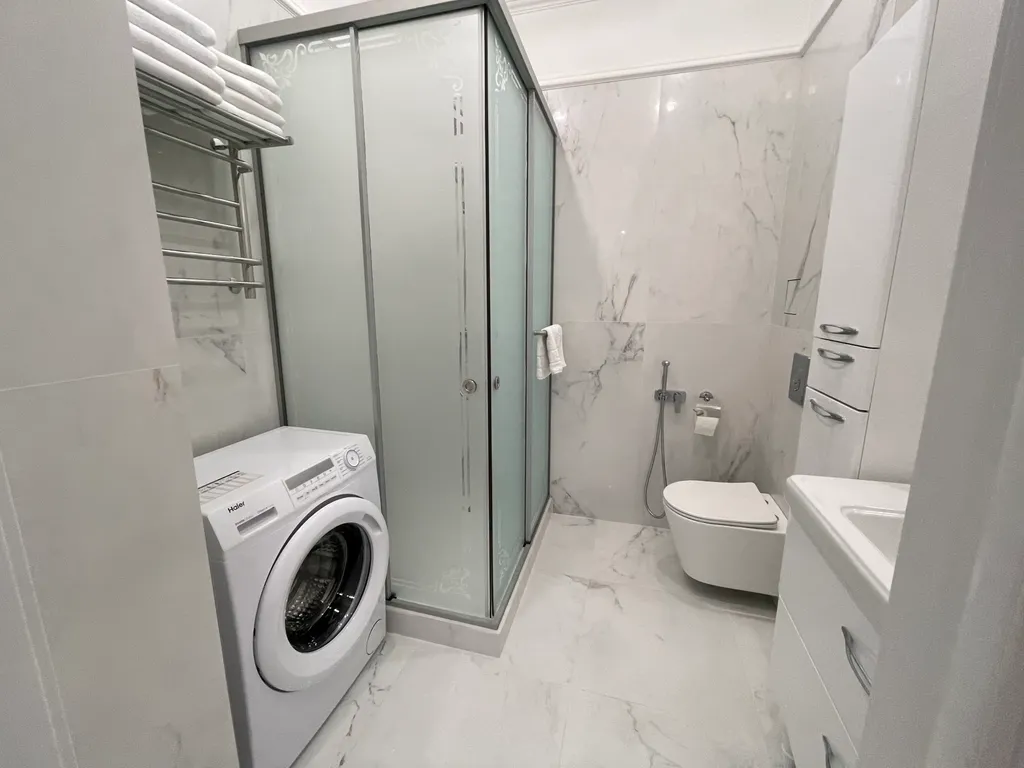 Квартира трёхкомнатная на улице Мире, 70 м², Геленджик — ванная комната, фото 2
