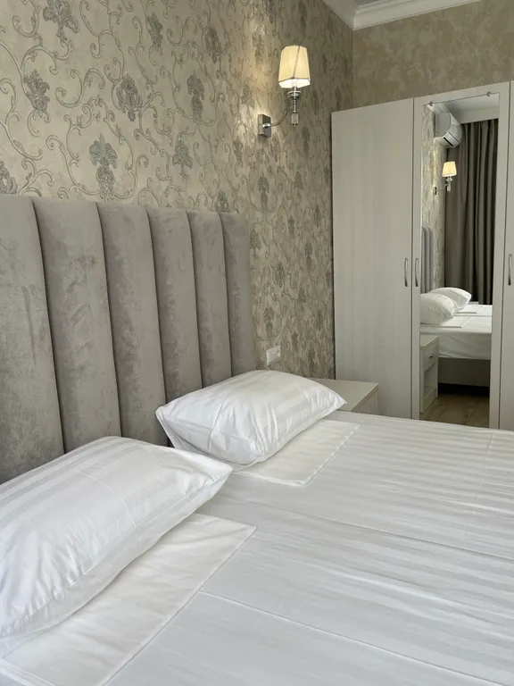 Квартира трёхкомнатная на улице Мире, 70 м², Геленджик — спальня, фото 14