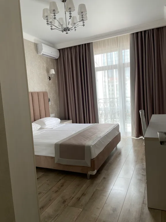 Квартира трёхкомнатная на улице Мире, 70 м², Геленджик — спальня, фото 11