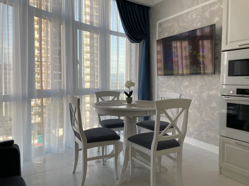 Квартира трёхкомнатная на улице Мире, 70 м², Геленджик — кухня