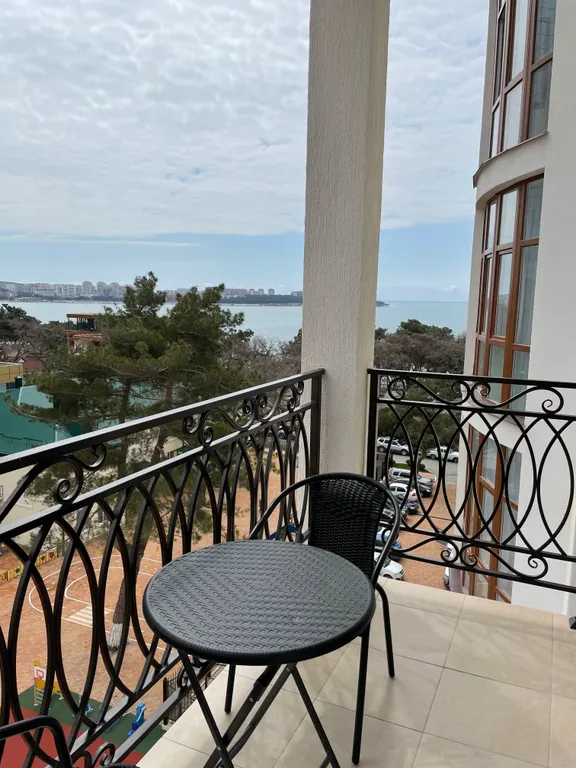 Квартира трёхкомнатная на улице Мире, 70 м², Геленджик — вид из окна, фото 4