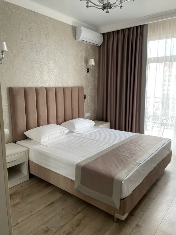 Квартира трёхкомнатная на улице Мире, 70 м², Геленджик — спальня, фото 6