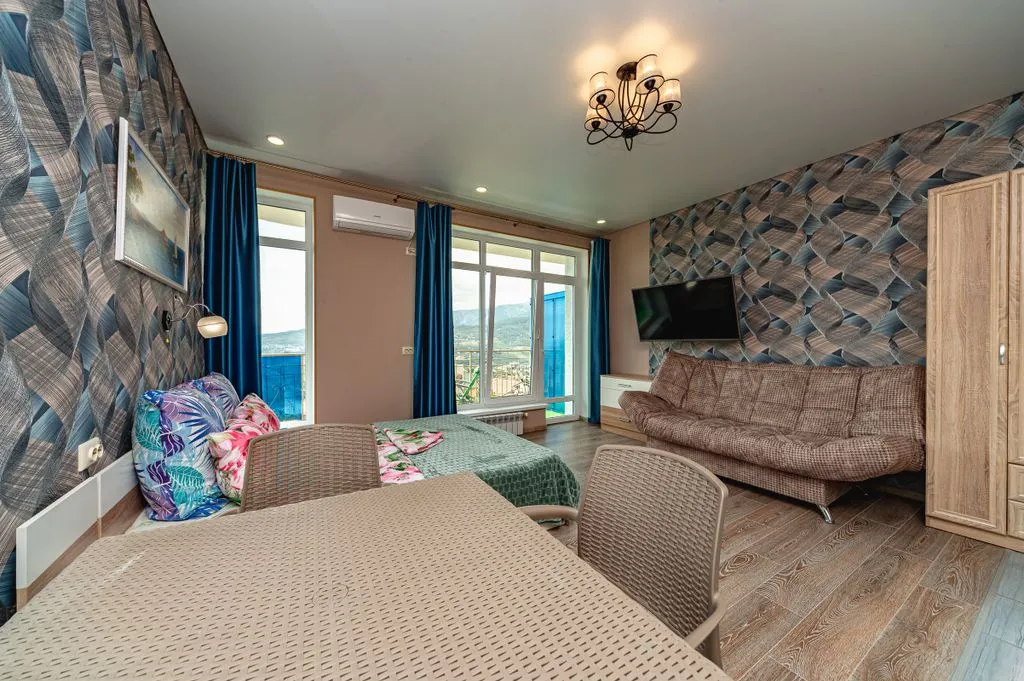 Четырёхместный номер улучшенный с видом на море — Над Ялтой, фото 5 из 5