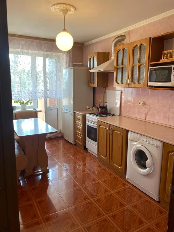 Квартира трёхкомнатная на улице Свободы, 70 м², Ессентуки — кухня, фото 3