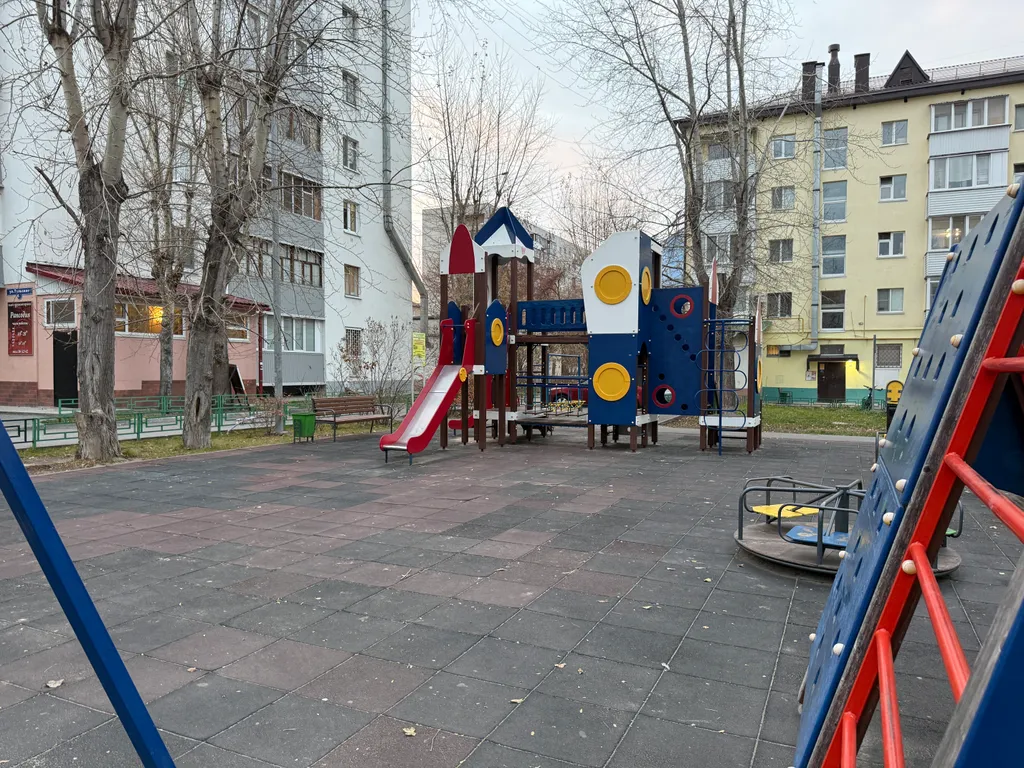 Квартира однокомнатная на улице Республики, 35 м², Тюмень — двор