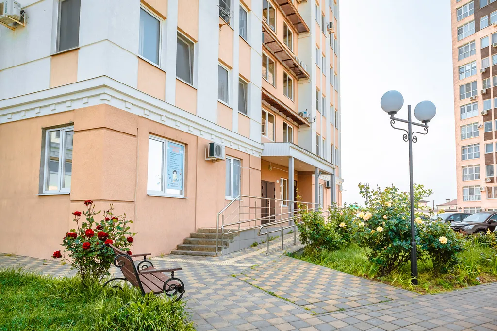 Апартаменты двухкомнатные на улице Таманской, 58 м², Анапа — двор, фото 2