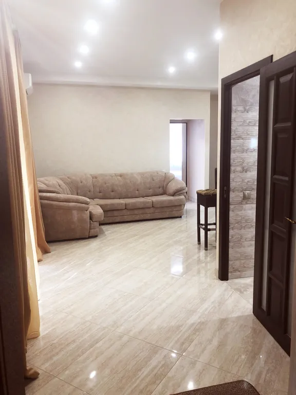 Апартаменты трёхкомнатные на улице Партенитской, 68 м² — фото 8