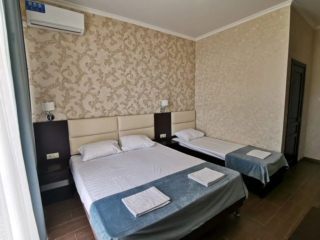 Трёхместный номер улучшенный — Gold Hotel, фото 1 из 5
