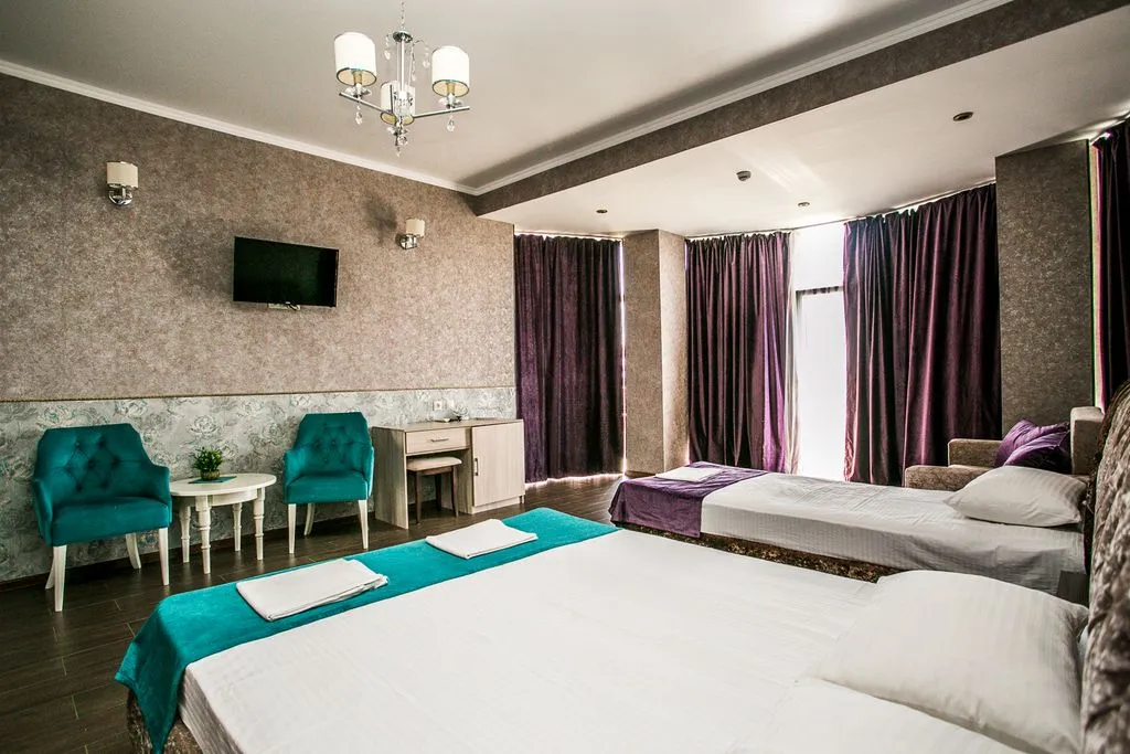 Gold Hotel — территория