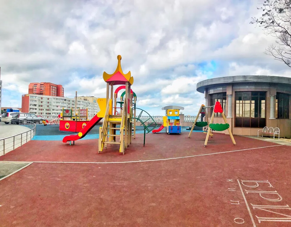 Квартира однокомнатная в Ленинском, 55 м², Владивосток — двор, фото 2