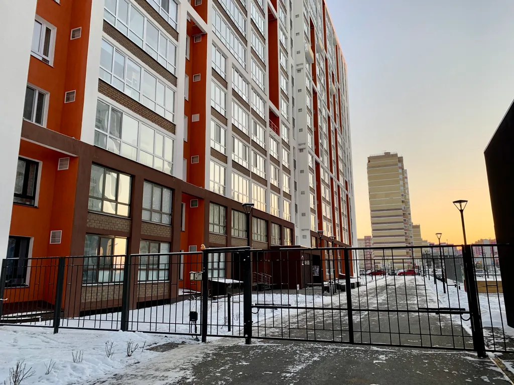Апартаменты однокомнатные на улице Обдорской, 30 м², Тюмень — двор, фото 2