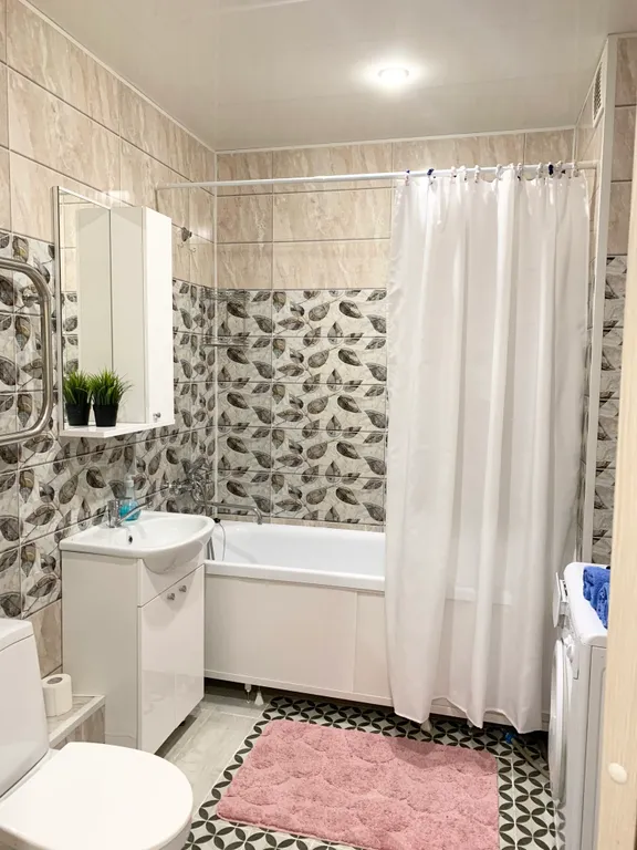 Апартаменты однокомнатные на улице Обдорской, 30 м², Тюмень — ванная комната