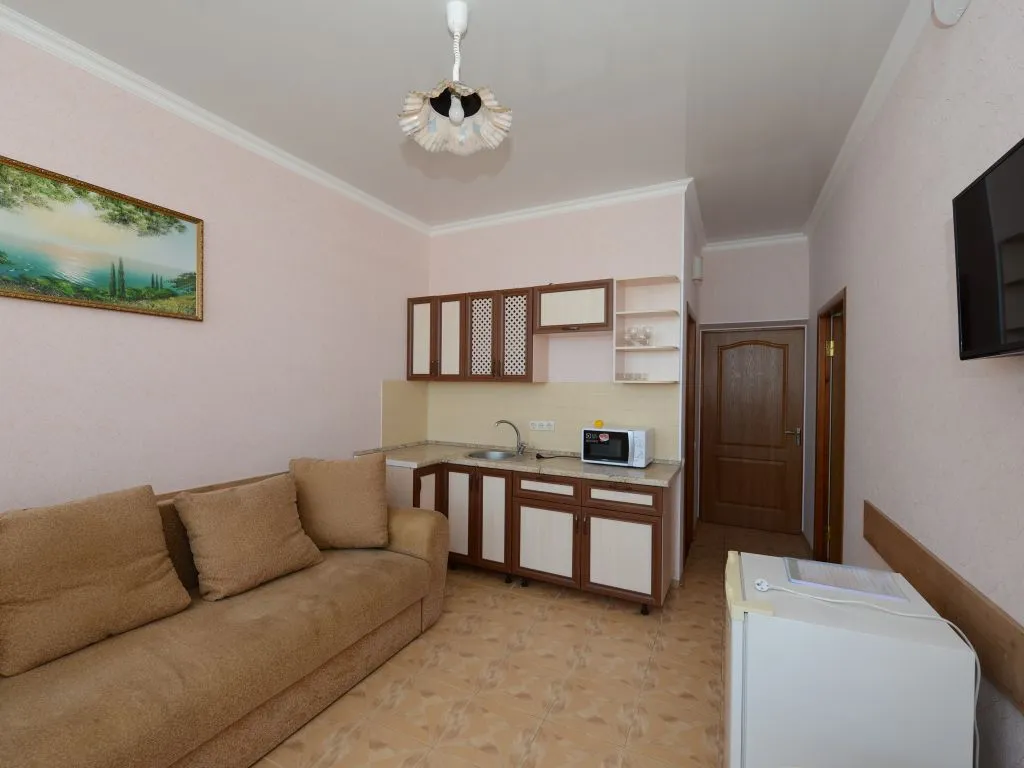 Четырёхместный номер семейный люкс с кухней — Астра, фото 2 из 5