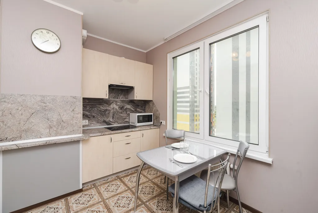 Квартира двухкомнатная у Славы, в Купчино, 60 м², Санкт-Петербург — кухня, фото 2