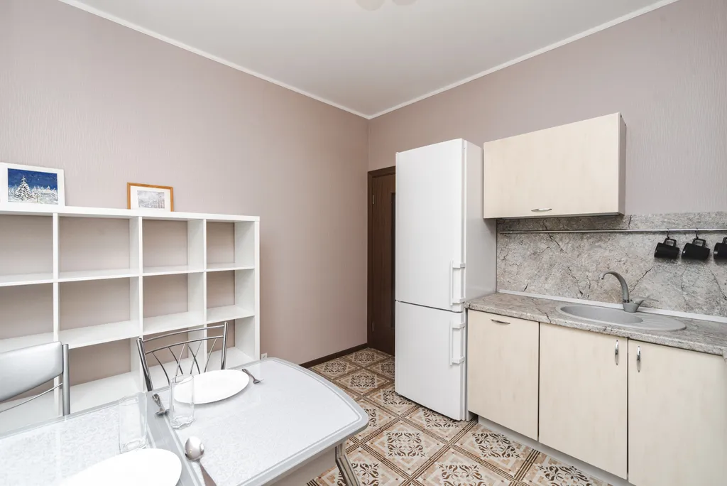 Квартира двухкомнатная у Славы, в Купчино, 60 м², Санкт-Петербург — кухня, фото 4