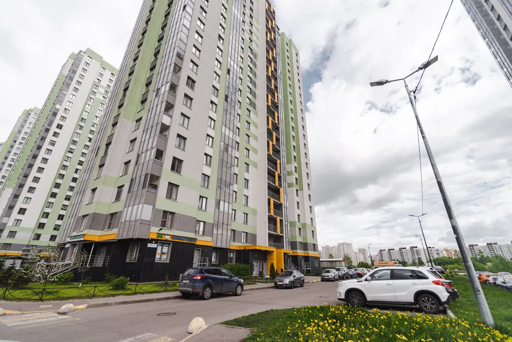 Квартира двухкомнатная у Славы, в Купчино, 60 м², Санкт-Петербург — двор