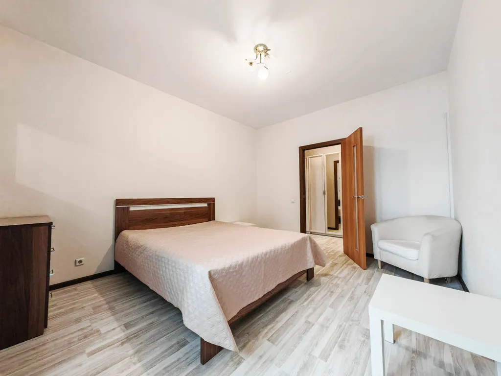 Квартира двухкомнатная у Славы, в Купчино, 60 м², Санкт-Петербург — спальня, фото 5