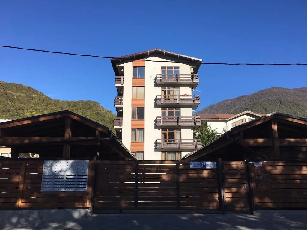 Студия однокомнатная в Адлерском, 40 м², Красная Поляна — двор