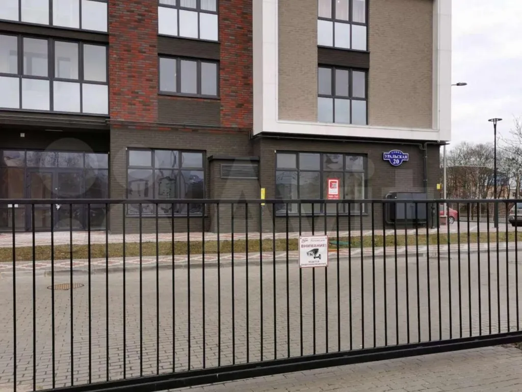 Квартира однокомнатная в Центральном, 49 м², Калининград — двор