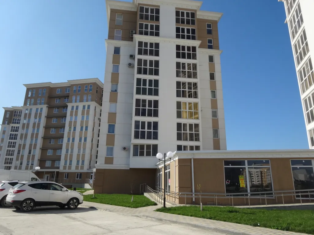 Апартаменты двухкомнатные на улице Таманской, 60 м², Анапа — двор