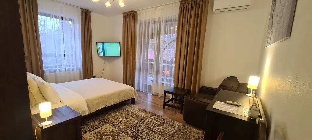 Трёхместный номер улучшенный с качелями и видом на горы