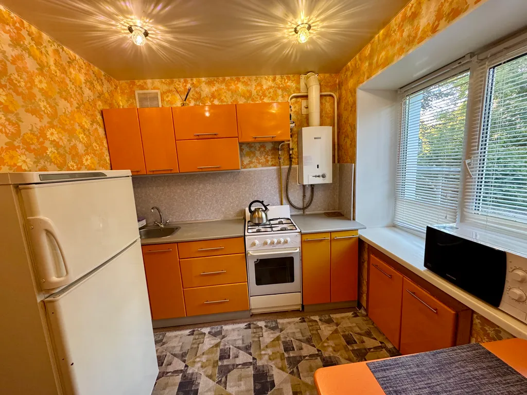 Квартира двухкомнатная на улице Грибоедова, 42 м², Дзержинск — кухня