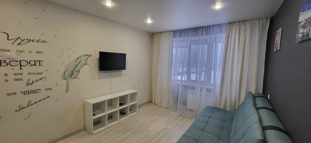 Квартира однокомнатная на улице Западной, 33 м², Псков — спальня, фото 2
