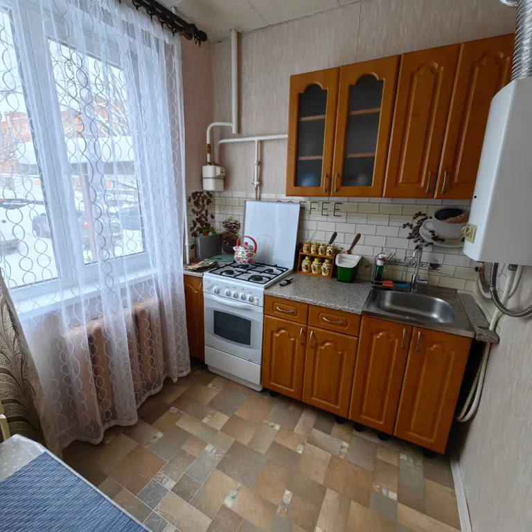 Квартира однокомнатная на улице Коммунальной, 30 м², Псков — кухня