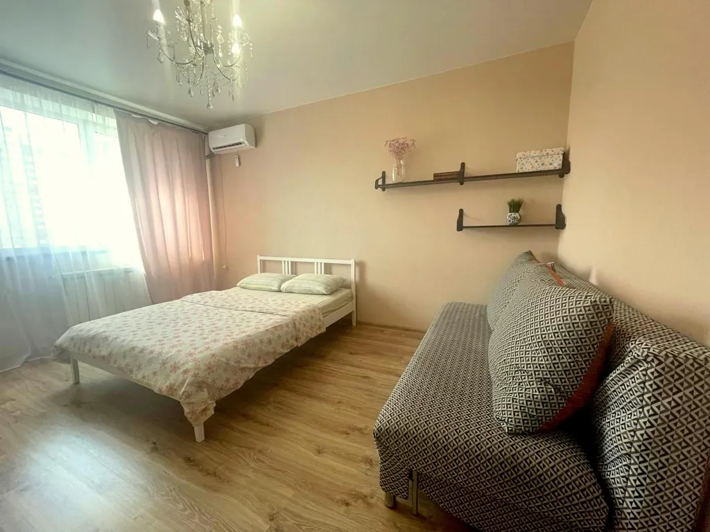 Квартира однокомнатная у Российской, в Октябрьском, 53 м², Самара — спальня, фото 5