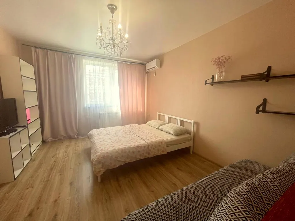 Квартира однокомнатная у Российской, в Октябрьском, 53 м², Самара — спальня, фото 2