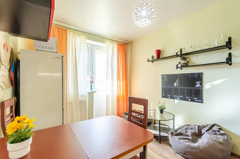 Квартира однокомнатная у Российской, в Октябрьском, 53 м², Самара — кухня, фото 4