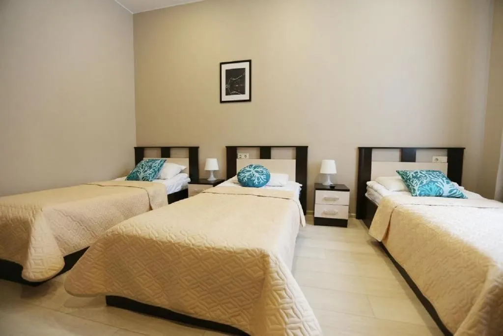 Трёхместный номер с 1сп кроватями — ABC house, фото 1 из 4
