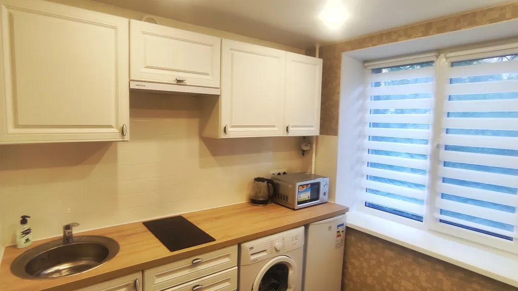 Квартира двухкомнатная на улице Анохина, 45 м², Петрозаводск — кухня