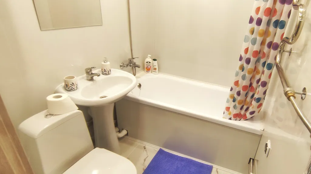 Квартира двухкомнатная на улице Анохина, 45 м², Петрозаводск — ванная комната
